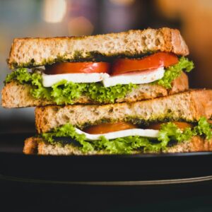 gestalpete Vollkorntoasts mit Tomate und Salat.