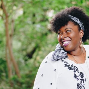 Frau lacht und guckt über ihre Schulter