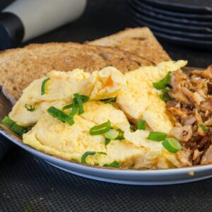 Rührei mit umgefallener Pfeffermühle