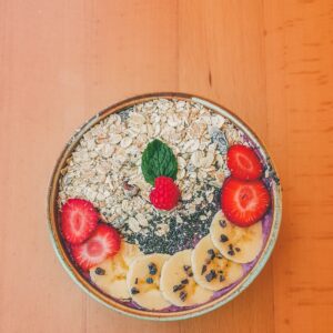 Joghurt Bowl mit Chia und Haferflocken
