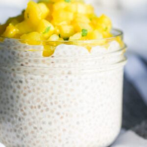 Chia Pudding im Glas mit Mango Topping