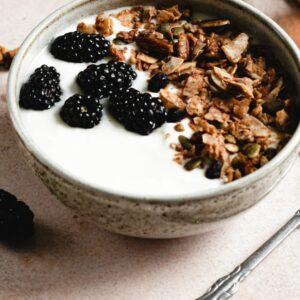 Joghurt mit Früchten und Nüssen auf Holzplattte