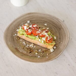 Avocadotoast mit Cappucino