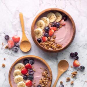 Zwei Joghurt Bowl mit Früchten und Granola