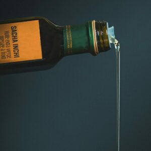 Pflanzenöl wird auf Platte gegossen