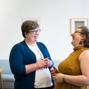 Zwei plus size Fauen lachen miteinander