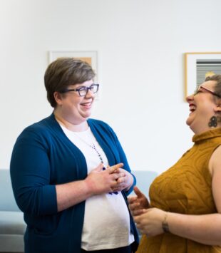 Zwei plus size Fauen lachen miteinander