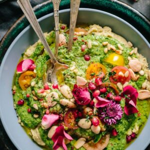 Bowl mit Avocado und drei Silberlöffeln darin.