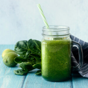 grüner Smoothie auf einem Holztisch