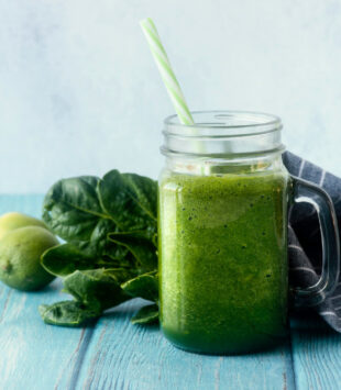 grüner Smoothie auf einem Holztisch
