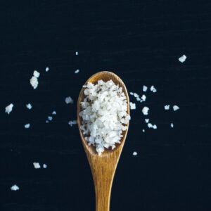 Grobes Salz auf Holzteelöffel