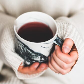 Hände halten eine Tasse tee