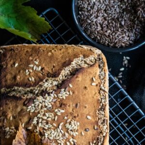 Vollkornbrot mit Sonnenblumenkernen und Ahornblatt auf einer Platte