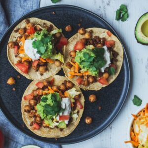 vegane Taccos befüllt mit Gemüse und Joghurt