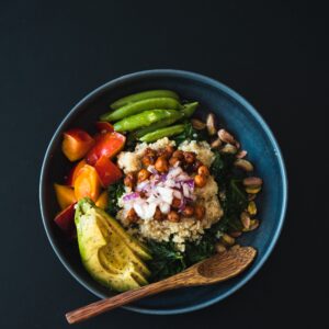 Vegane Bowl auf dunklem Hintergrund