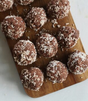 Gesunde Energyballs auf einem Holzbrett.