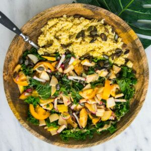 Bowl mit Reis, Bohnen, Curry, Kohl