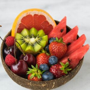 Schale mit Kiwi, Blutorange, erdbeeren, Melonen und Blaubeeren