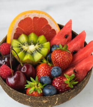 Schale mit Kiwi, Blutorange, erdbeeren, Melonen und Blaubeeren