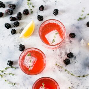 Gesunde Limonaden aus Tee und Beeren.