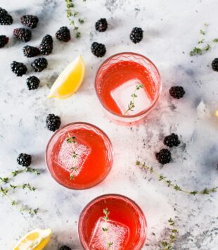 Gesunde Limonaden aus Tee und Beeren.