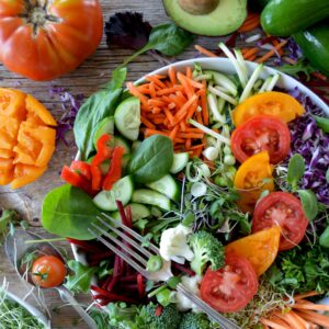 Schüssel mit einem Salat und buntem Gemüse
