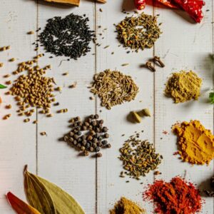 Platte mit verschiedenen bunten Gewürzen darauf