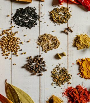 Platte mit verschiedenen bunten Gewürzen darauf