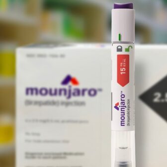 Mounjaro Packung und Applikator