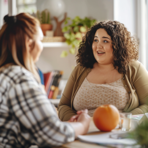 Plus Size Frau unterhält sich mit Ernährungsberaterin