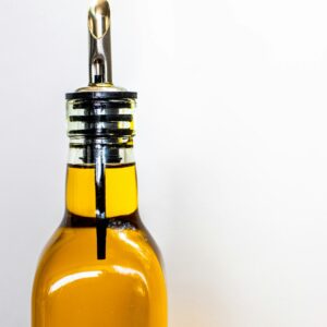 Eine Flasche mit Rapsöl