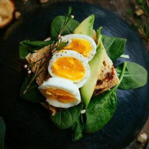 Ein Avocadobrot mit Ei auf einem Teller.