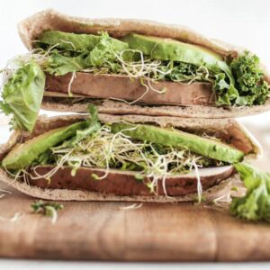 gesunde Avocado Sandwich mit Sprossen und Gemüse