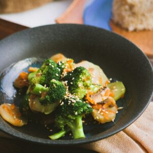 Teller mit Brokoli und Gemüse.