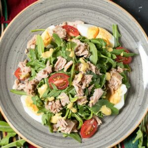 Ruccola Salat mit Thunfisch und Ei.