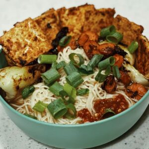 Eine Bowl mit Tofu, Reis und Gemüse.