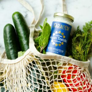 Ein Einkaufsnetz ist befüllt mit Gemüse und gesunden Lebensmitteln