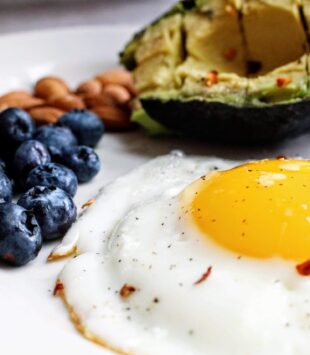 spiegelei mit avocado und blaubeeren