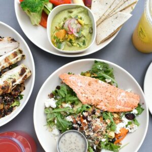 verschiedene Gerihte mit gesunden und ausgewogene Gerichten mit viel Gemüse, Hülsenfrüchten und Lachs.