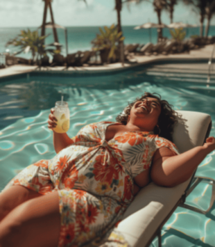 Plus size Frau auf einer Pool Liege.