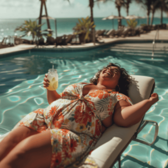 Plus size Frau auf einer Pool Liege.