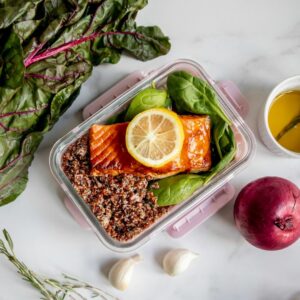 Mealprep mit Reis, emüse und Lachs in einer Brotdose.