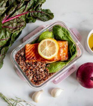Mealprep mit Reis, emüse und Lachs in einer Brotdose.