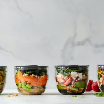 Meal Prep in kleinen Dosen mit Salat und Gemüse.