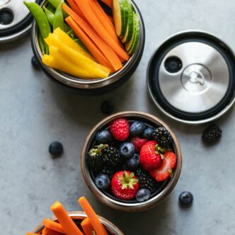 Geschnittenes Obst und Gemüse in Dose abgepackt.