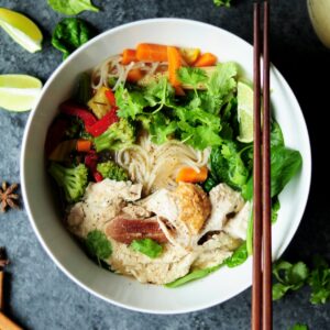 Asiatische Bowl mit Nudeln und grünem Gemüse.