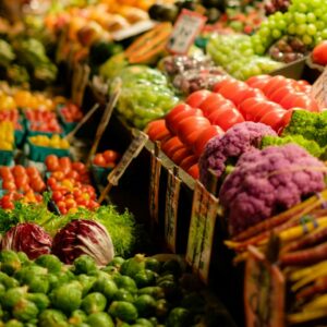 Gemüseabteilung im Supermarkt mit buntem und frischem Gemüse.