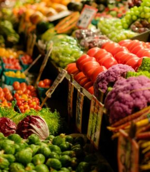 Gemüseabteilung im Supermarkt mit buntem und frischem Gemüse.