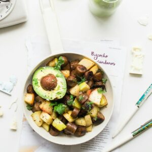 eine Bowl mit gesunden Fetten aus Avocados und Nüssen.