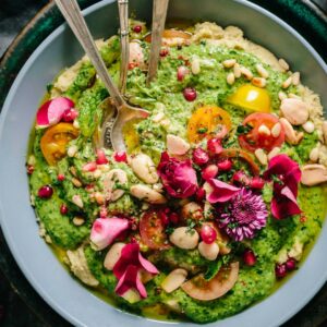 Eine gesunde Bowl mit grünem Gemüse und Nüssen.